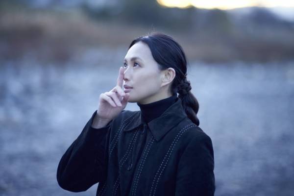 佐藤緋美、亡き恋人のセーラー服を着て哀しみと向き合う役に『ムーンライト・シャドウ』本予告＆ビジュアル