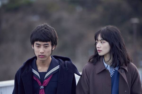 佐藤緋美、亡き恋人のセーラー服を着て哀しみと向き合う役に『ムーンライト・シャドウ』本予告＆ビジュアル