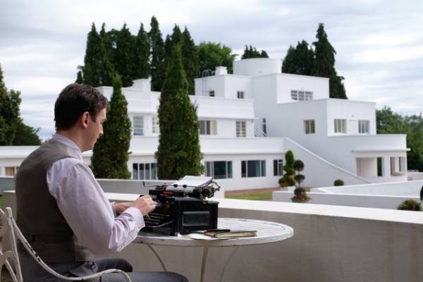 “霊媒師”ジュディ・デンチも！キャラクターを形づくる1930年代の英国ファッション『ブライズ・スピリット』