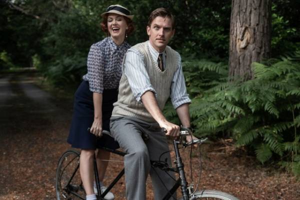 “霊媒師”ジュディ・デンチも！キャラクターを形づくる1930年代の英国ファッション『ブライズ・スピリット』