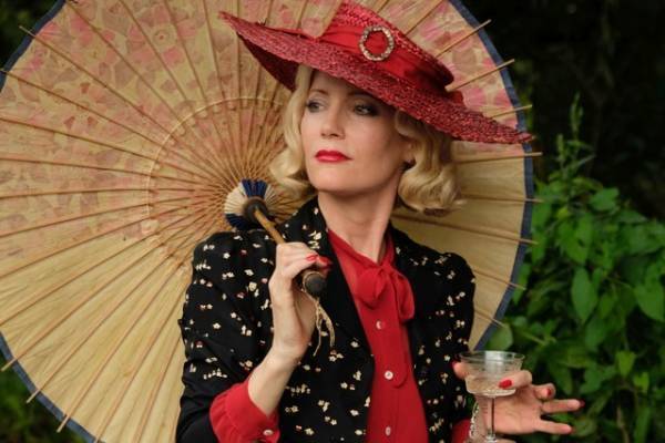 “霊媒師”ジュディ・デンチも！キャラクターを形づくる1930年代の英国ファッション『ブライズ・スピリット』