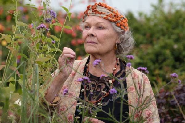 “霊媒師”ジュディ・デンチも！キャラクターを形づくる1930年代の英国ファッション『ブライズ・スピリット』