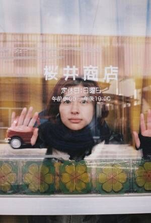 奈緒、素顔の佐久間由衣を撮影『君は永遠にそいつらより若い』写真展開催
