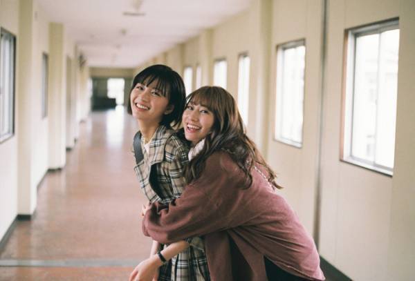 桜井玲香＆岡崎紗絵＆三戸なつめ、制服で“母校に集合”『シノノメ色の週末』公開は11月