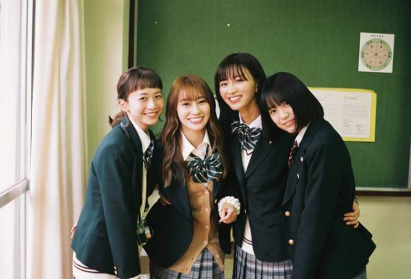 桜井玲香＆岡崎紗絵＆三戸なつめ、制服で“母校に集合”『シノノメ色の週末』公開は11月