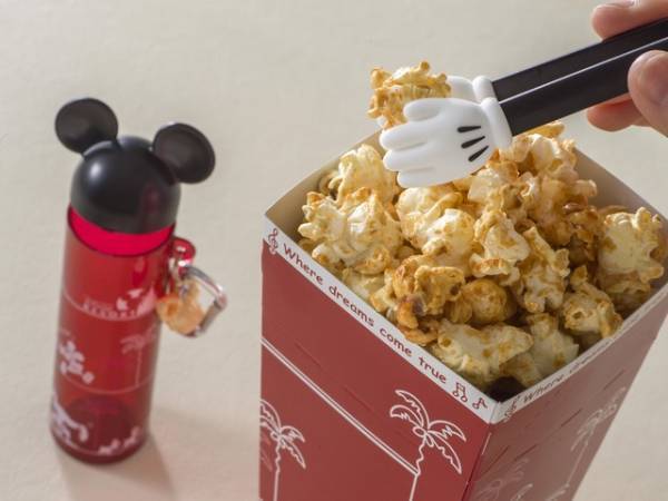 【ディズニー】トングで食べれば手が汚れない！新デザインのポップコーンバケットもパークに登場