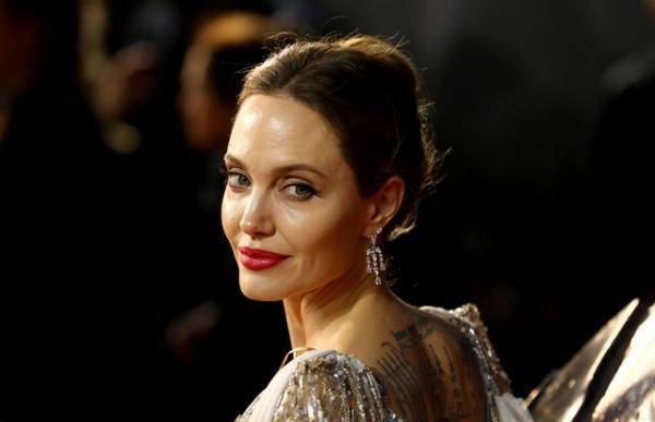 アンジェリーナ・ジョリーがインスタデビュー 初投稿は「アフガンの少女からの手紙」