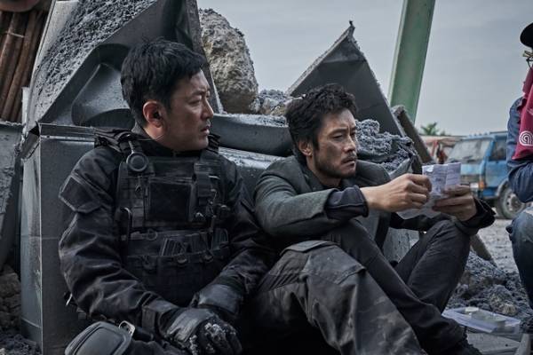 イ・ビョンホン、ハ・ジョンウとの「バディムービーとも取れる」『白頭山大噴火』本編シーン解禁