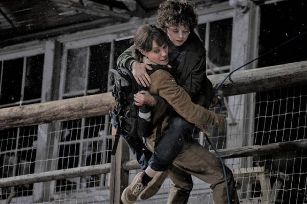 ニコラス・ホルト扮する暗殺者との死闘！アンジェリーナ・ジョリー主演『モンタナの目撃者』本編映像