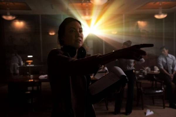 リサ・ジョイ監督、SFの世界で「ロマンシティズムを活かしたい」『レミニセンス』の斬新さ明かす