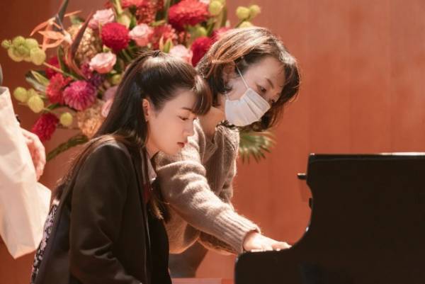 永野芽郁、卒業式シーンでピアノ伴奏に挑戦『そして、バトンは渡された』現場レポ