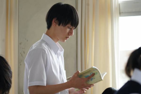 作間龍斗、山田杏奈“愛”が思いを寄せる「“たとえ”そのもの」『ひらいて』新写真