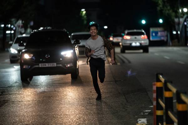 『シャイニング』へのオマージュ！殺人鬼の恐怖の追跡始まる『殺人鬼から逃げる夜』本編映像　　