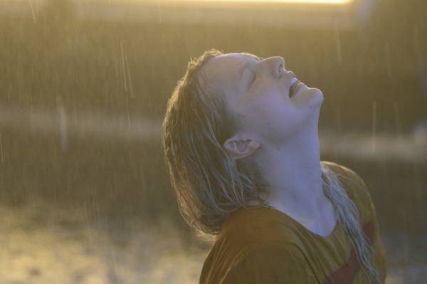 「ハンドメイズ・テイル」エリザベス・モス、監督に初挑戦「素晴らしいキャストがいて、ラッキーでした」