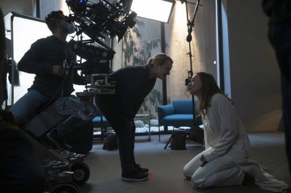 「ハンドメイズ・テイル」エリザベス・モス、監督に初挑戦「素晴らしいキャストがいて、ラッキーでした」