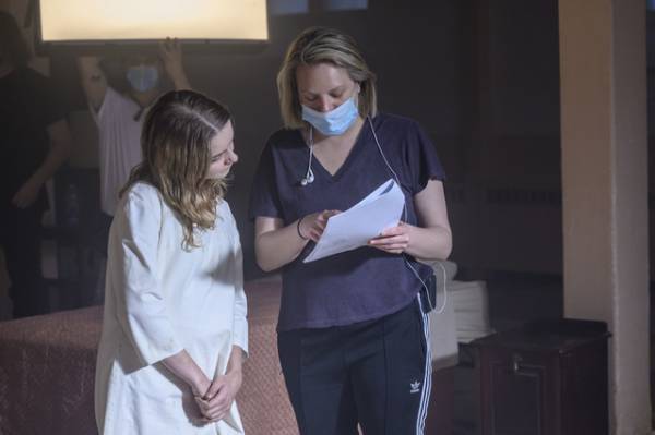 「ハンドメイズ・テイル」エリザベス・モス、監督に初挑戦「素晴らしいキャストがいて、ラッキーでした」