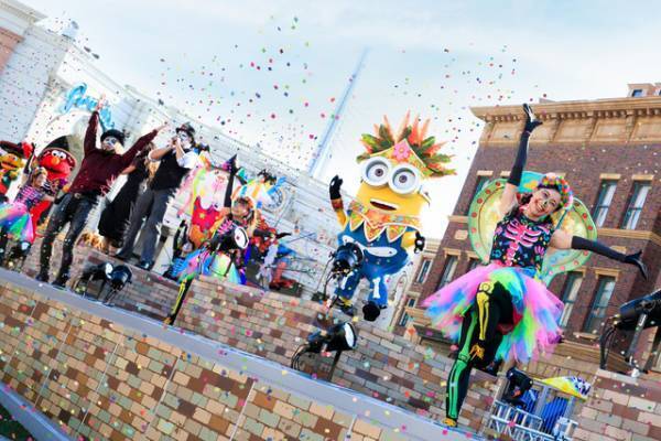 【USJ】20周年のハロウィンが開幕！新コスチュームのミニオンたちやセサミストリートの仲間が秋を盛り上げる