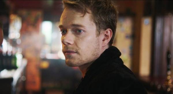 『ビルド・ア・ガール』アルフィー・アレンが歌声初披露！“ロック・スター”のビジュアルも解禁