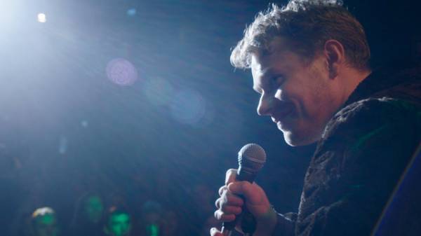 『ビルド・ア・ガール』アルフィー・アレンが歌声初披露！“ロック・スター”のビジュアルも解禁