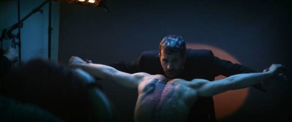 モニカ・ベルッチ＆ケーン・デ・ボーウと写る“アート作品”サムの撮影シーン『皮膚を売った男』場面写真