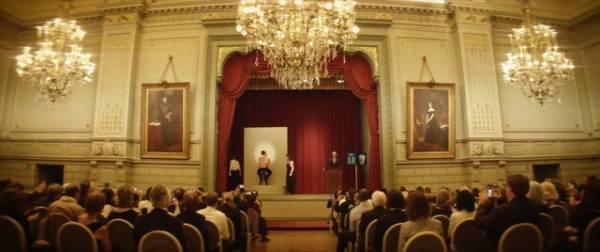 モニカ・ベルッチ＆ケーン・デ・ボーウと写る“アート作品”サムの撮影シーン『皮膚を売った男』場面写真