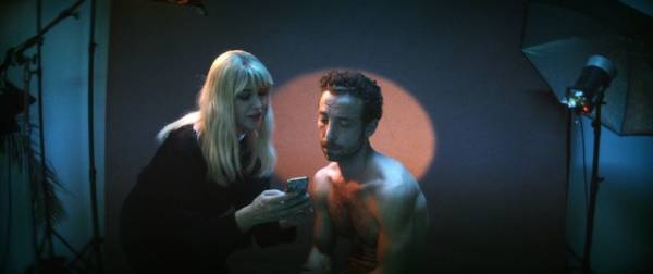 モニカ・ベルッチ＆ケーン・デ・ボーウと写る“アート作品”サムの撮影シーン『皮膚を売った男』場面写真