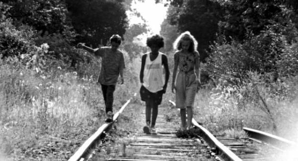 モノクロ＆カラーが織り成す子ども時代のきらめき『スウィート・シング』予告編