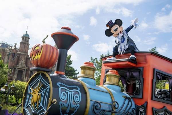 【ディズニー】パークにハロウィンがやって来た！ミッキー＆フレンズの秋ならではのパレードが始まる