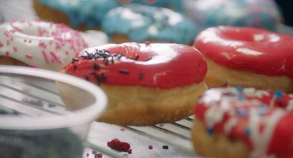 笑顔だけでは終わらない？“ドーナツ王”の素顔捉えた場面写真『ドーナツキング』