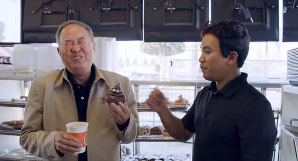 笑顔だけでは終わらない？“ドーナツ王”の素顔捉えた場面写真『ドーナツキング』