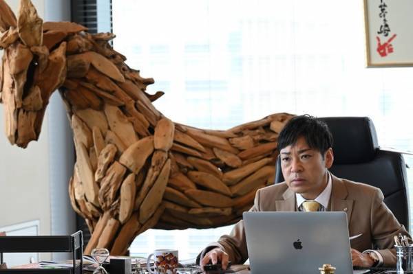 松本潤“深山”のいつもの癖が登場！『99.9』新場面写真解禁　ドラマ版が順次配信へ