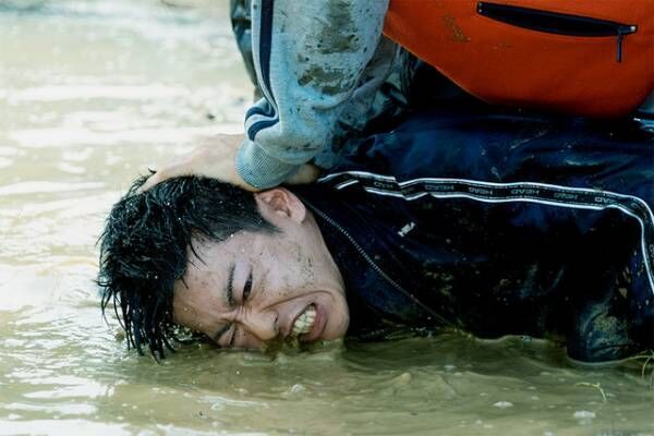 佐藤健、泥水浸けの絶叫…身体を張ったメイキング到着『護られなかった者たちへ』