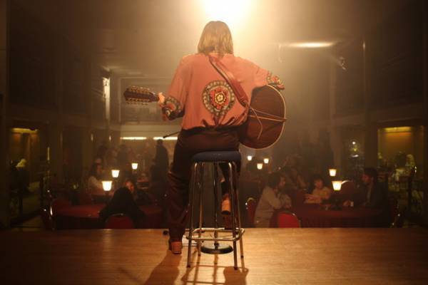 ジョニー・フリン演じる“デヴィッド・ボウイ”、オリジナル楽曲を弾き語り『スターダスト』本編映像解禁