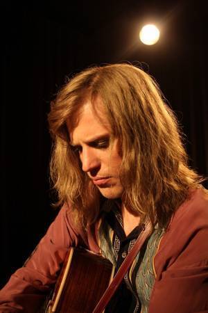 ジョニー・フリン演じる“デヴィッド・ボウイ”、オリジナル楽曲を弾き語り『スターダスト』本編映像解禁