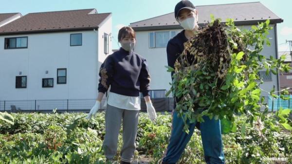 有村架純と志尊淳が農家の仕事を体験『人と仕事』新場面写真