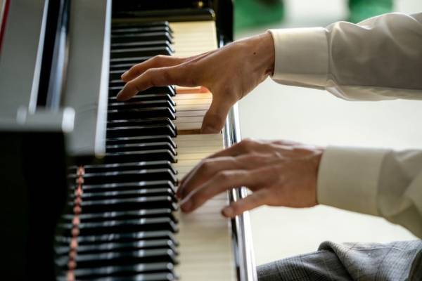 永野芽郁＆岡田健史、ゼロからの挑戦！『そして、バトンは渡された』ピアノメイキング映像