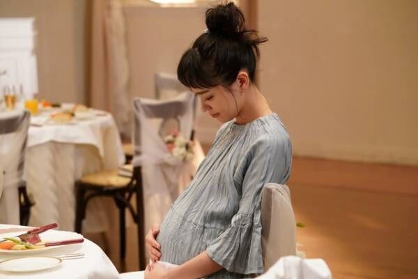 奈緒演じる“尾野ちゃん”、マタニティヨガを楽しむ妊婦に!?『あなたの番です 劇場版』