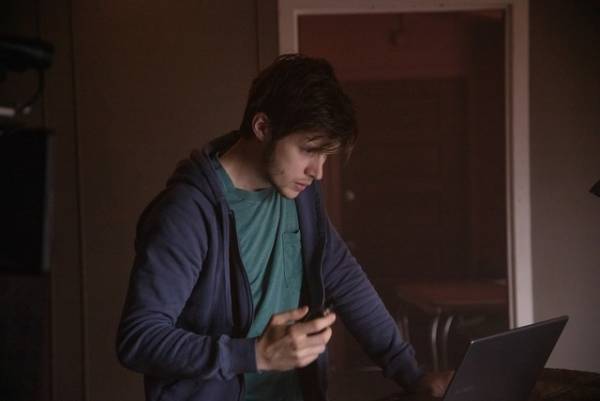 アナログ捜査官が“闇のアマゾン”運営者を追う！驚愕の実話から生まれた『シルクロード.com 』1月公開