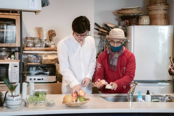 田中圭、“娘”永野芽郁のため料理に挑戦＆「旅立ちの日に」熱唱も『そして、バトンは渡された』