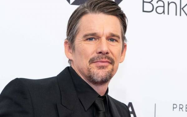 イーサン・ホークが気味の悪い連続殺人犯を演じるホラー映画『The Black Phone』予告編公開