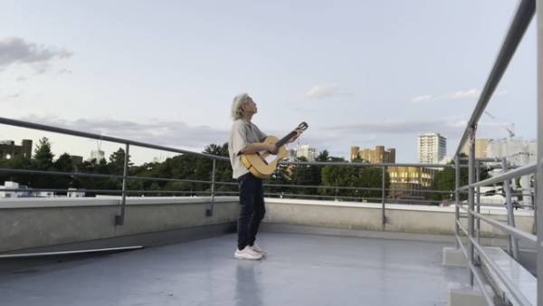 細野晴臣が軽やかにギターを奏で歌う『SAYONARA AMERICA』予告編