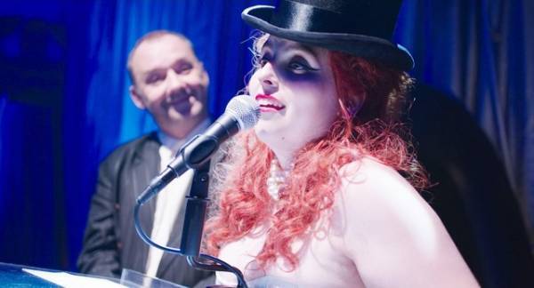 ビーニー・フェルドスタイン“ジョアンナ”の自分作りは失敗だらけ!?『ビルド・ア・ガール』キャラ映像