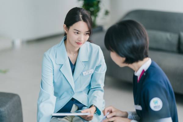 シン・ミナ、キム・ソンホとの雨のシーンは「苦労が報われた」“癒し”のラブストーリー「海街チャチャチャ」を語る