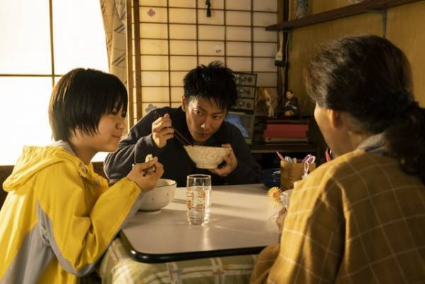 佐藤健“利根”の幸せだった過去…『護られなかった者たちへ』本編映像