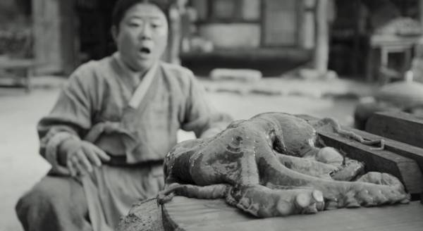 ピョン・ヨハンの“漁夫”、ソル・ギョングのためにタコを採る！『茲山魚譜』本編映像