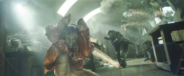 トム・ホランド＆デイジー・リドリーが愛犬と猛ダッシュ！『カオス・ウォーキング』場面写真