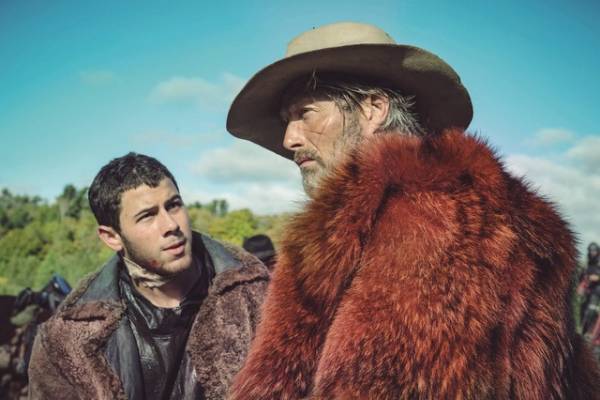 トム・ホランド＆デイジー・リドリーが愛犬と猛ダッシュ！『カオス・ウォーキング』場面写真