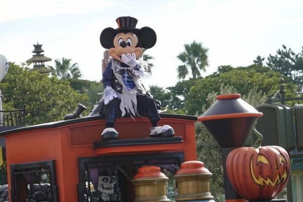 【ディズニー】ヴィランズたちの特別なパレードも！TDL、2年ぶりにフル仮装のゲストでにぎわう