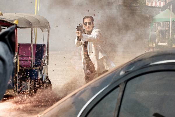 ファン・ジョンミンvsイ・ジョンジェ、バンコクで必死の形相の逃走劇『ただ悪より救いたまえ』場面写真