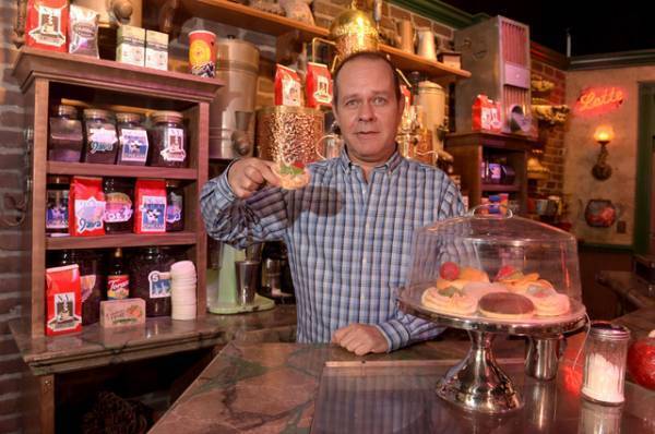 「フレンズ」ガンター役のジェームズ・マイケル・タイラーが死去 ジェニファー・アニストンらが追悼